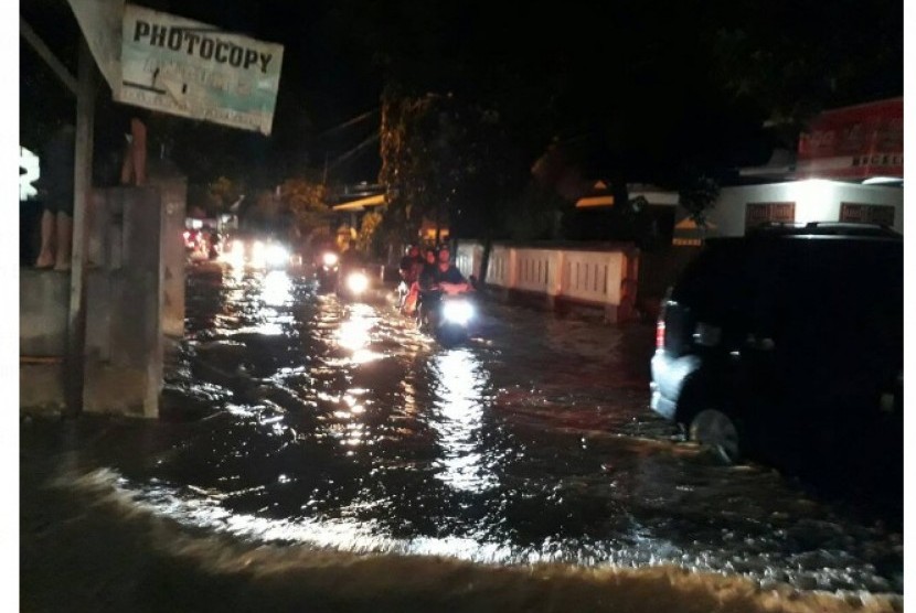 Hujan deras yang mengguyur Kota Mataram mengakibatkan banjir di sejumlah titik. Salah satunya di Lingkungan Kekalik Jaya, Kecamatan Sekarbela, Kota Mataram, NTB, Senin (12/6).  