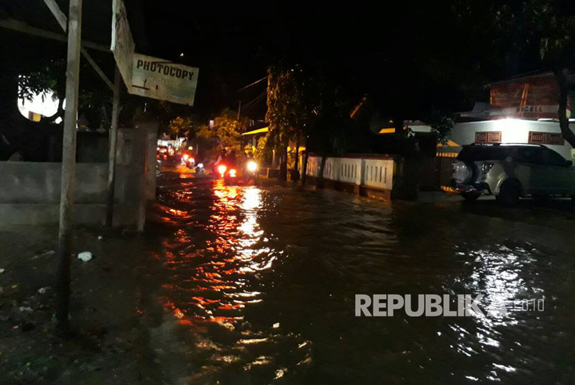 Hujan deras yang mengguyur Kota Mataram, Nusa Tenggara Barat mengakibatkan banjir di sejumlah titik.
