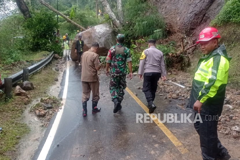  Hujan deras yang mengguyur wilayah Cianjur, Jawa Barat, menyebabkan longsor bebatuan dan pohon di Kampung Bantaracap, Desa Balegede, Kecamatan Naringgul, Kabupaten Cianjur, Kamis (7/11/2024) sore.