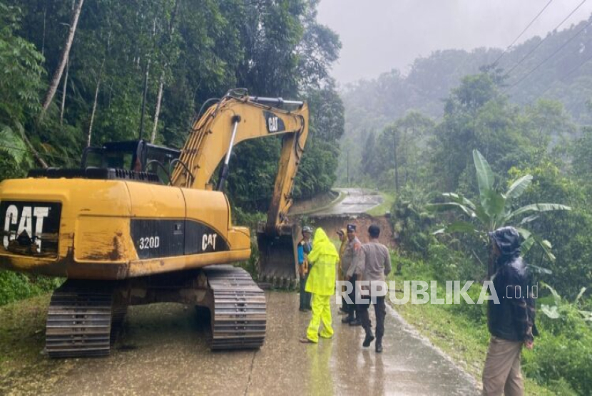 Hujan deras yang mengguyur wilayah Kabupaten Lebak, Banten, menyebabkan bencana longsor. 