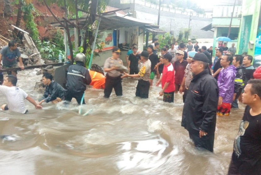 Hujan deras yang tak henti-henti, Sabtu (15/2) sejak pukul 13.00 WIB mengakibatkan ratusan rumah di kawasan Tirta Mandala, Kecamatan Cilodong, Depok terendam banjir. Banjir setinggi lebih dari satu meter juga mengakibatkan terjadinya longsor di perumahan itu.