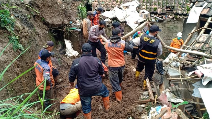Hujan deras yang terjadi di Desa Jaya Giri mengakibatkan bencana longsor, Kamis (24/12). Empat orang tertimbun longsor, tiga berhasil evakuasi dan satu orang masih dicari.