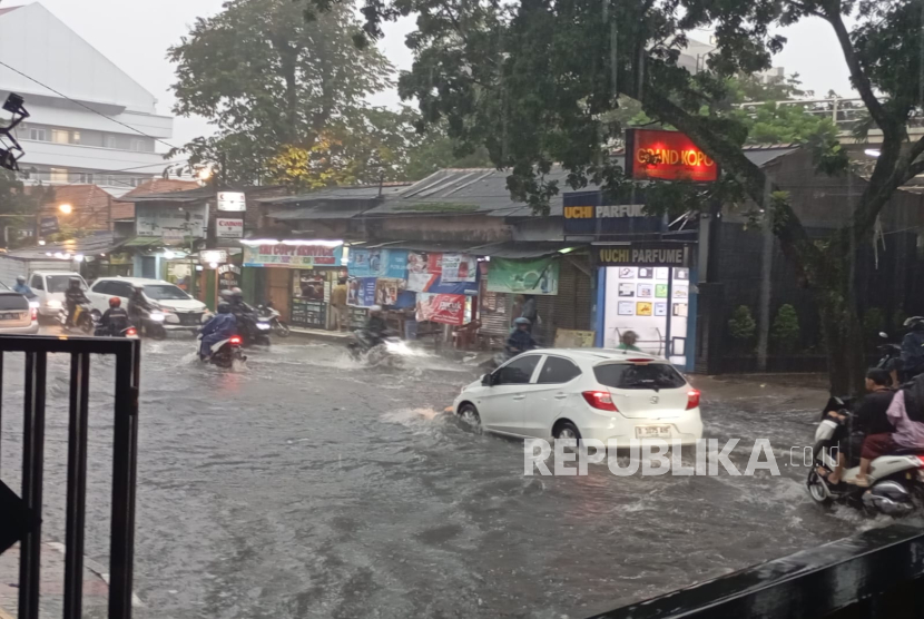 Hujan deras yang terjadi di Kota Bandung menyebabkan sejumlah ruas jalan seperti Jalan Kopo-Immanuel terendam air banjir, Jumat (7/3/2025). Akibatnya, terjadi kemacetan lalu lintas sebab banyak pengendara motor dan pengemudi mobil yang berpikir untuk menerobos banjir.