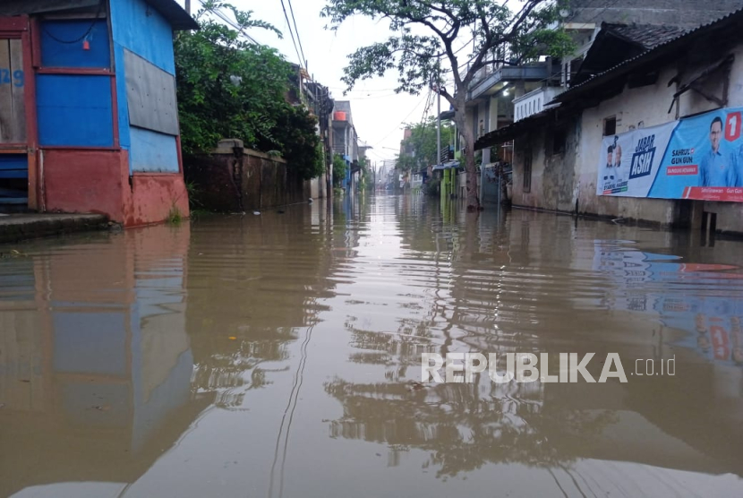 Hujan deras yang terjadi di wilayah Kabupaten Bandung membuat air Sungai Citarum meluap dan menyebabkan empat desa di dua kecamatan Dayeuhkolot dan Bojongsoang terendam banjir, Kamis (21/11/2024). Akibatnya, ribuan rumah terendam banjir dan sejumlah masyarakat mengungsi. 