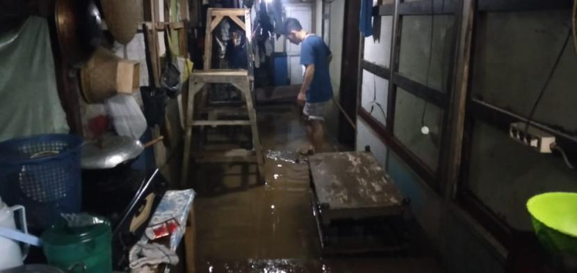 Banjir di Kabupaten Bandung, Jawa Barat. BPBD Jabar sebut kakek 70 tahun tewas terpeleset saat mengungsi dari banjir