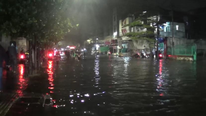 Hujan deras yang terjadi Senin (5/6/2023) malam menyebabkan wilayah Citarip, Kota Bandung terendam banjir di ruas jalan Kopo dan pemukiman di Citarip.