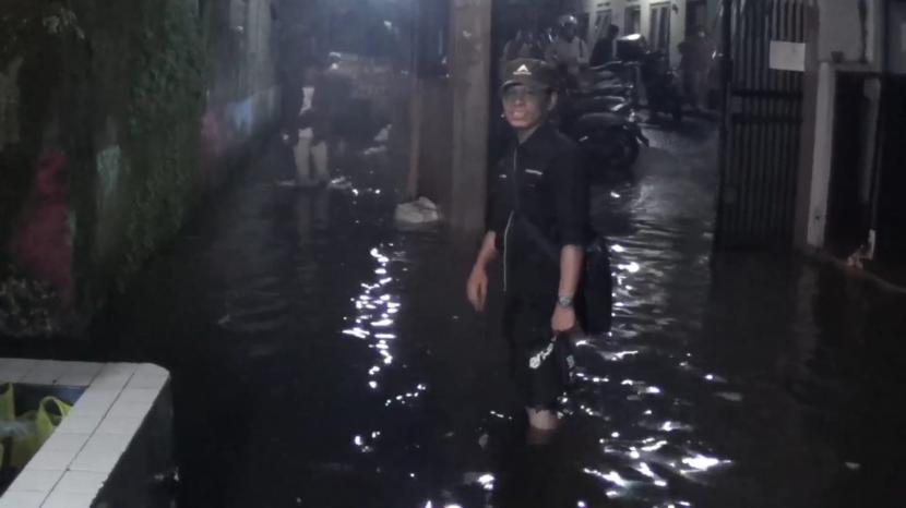 Hujan deras yang terjadi Senin (5/6/2023) malam menyebabkan wilayah Citarip, Kota Bandung terendam banjir di ruas jalan Kopo dan pemukiman di Citarip. 