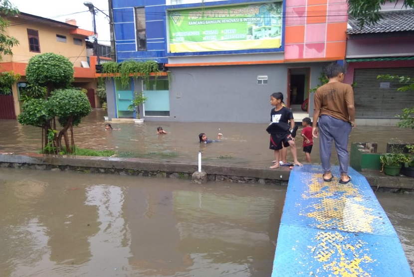 Hujan deras yang turun siang hari ini, Rabu (24/4) di Perumahan Margahayu Jaya, Bekasi Timur, Kota Bekasi menyebabkan banjir.