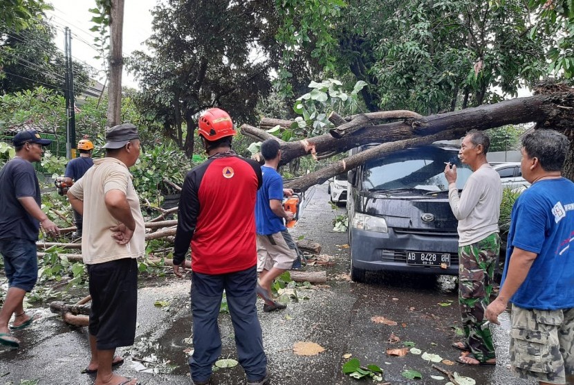 Angin puting beliung disertai hujan deras dan merusak atap rumah-rumah warga di Kecamatan Woha, Kabupaten Bima, Nusa Tenggara Barat (NTB) (Ilustrasi)