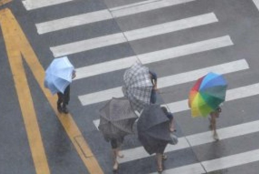 Badan Meteorologi, Klimatologi dan Geofisika (BMKG), Jumat, memperkirakan sejumlah wilayah di DKI Jakarta berpotensi diguyur hujan disertai petir dan angin kencang dengan durasi singkat pada siang hingga sore hari.(ilustrasi)