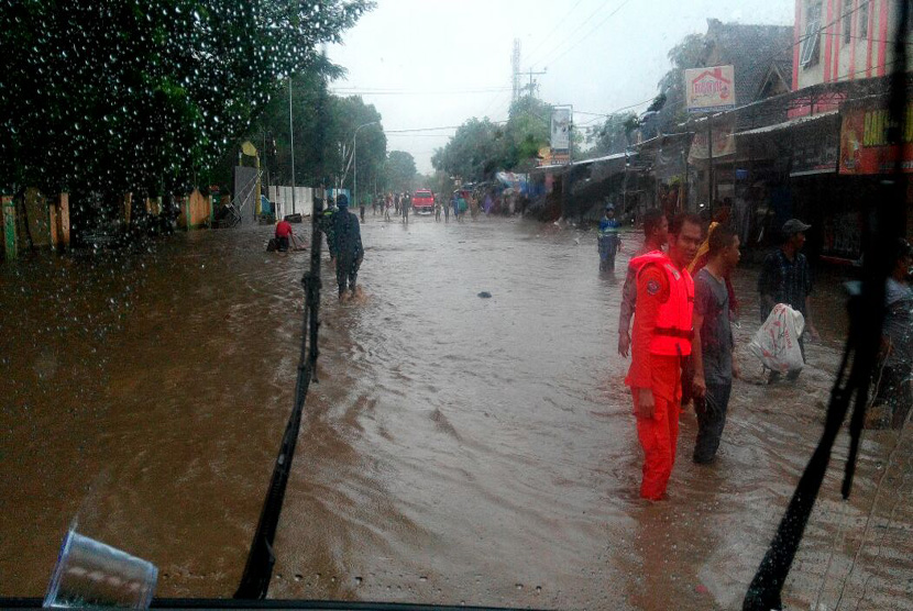 Hujan kembali mengguyur sejumlah titik di Kota Bima. Tim Basarnas Mataram siaga penuh melakukan evakuasi darurat.