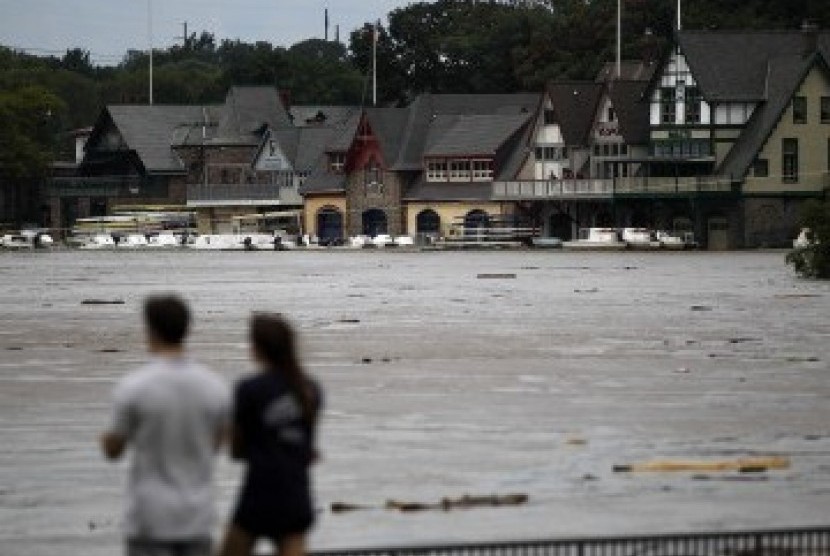 Hujan lebat akibat Badai Tropis Lee menyebabkan banjir besar di Amerika Serikat bagian timur, Kamis (9/8). (AP Photo/Matt Rourke)