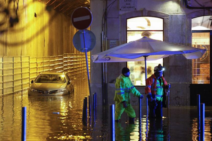 Hujan lebat di Lisbon menewaskan satu orang, menghanyutkan mobil, dan membuat beberapa gedung banjir.