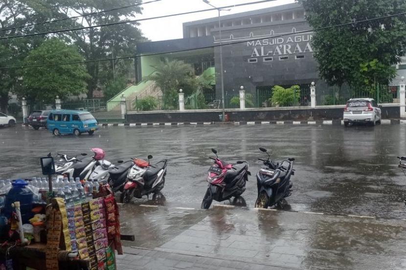 Hujan lebat disertai angin kencang dan petir melanda kawasan Alun-Alun Rangkasbitung Kabupaten Lebak. 