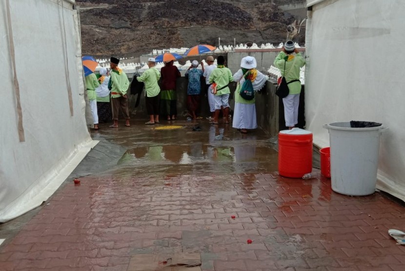 Hujan lebat disertai petir guyur tenda jamaah haji yang tengah berada di Mina untuk melempar jumah.