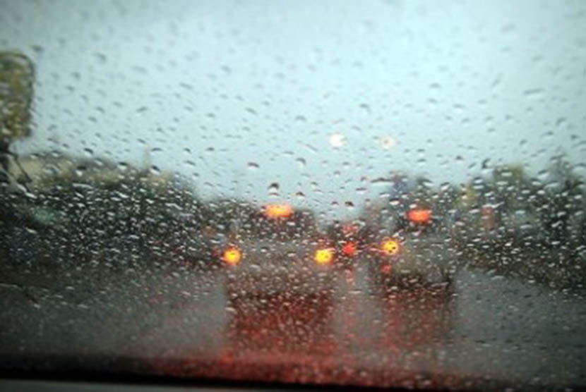 Hujan lebat menimbulkan kemacetan (ilustrasi). BMKG memprakirakan wilayah Sumut akan dilanda hujan deras dalam 2 hari ini.