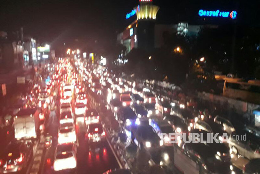  Hujan deras yang menimbulkan genangan air menyebabkan kemacetan panjang di depan Terminal Depok, Jalan Margonda Depok, Senin (10/4).