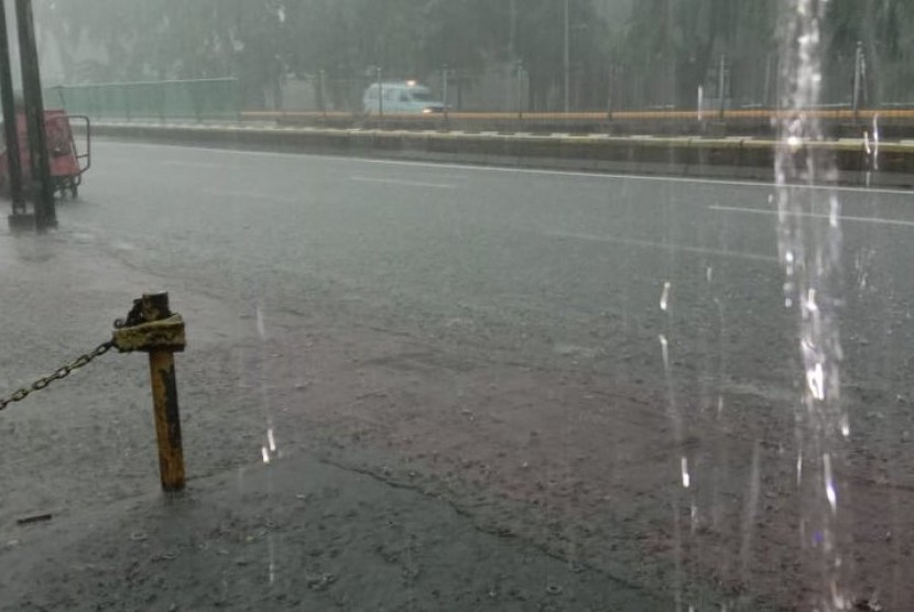 Hujan mengguyur Jakarta. (ilustrasi)