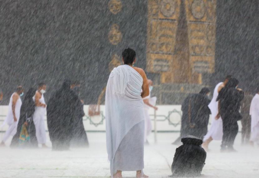 Hujan mengguyur Kabah di Masjidil Haram, Makkah, Arab Saudi. Badai petir akan melanda Arab Saudi hingga Kamis nanti 