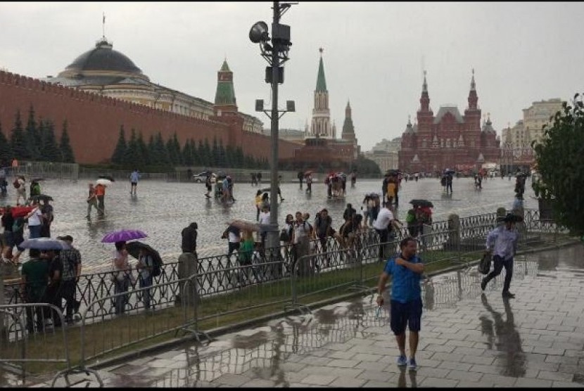 Hujan mengguyur kawasan Red Square di Moskow, Rusia