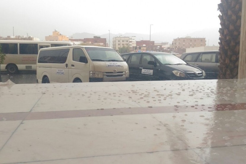 Hujan mengguyur Kota Madinah, Arab Saudi, Rabu (16/8).