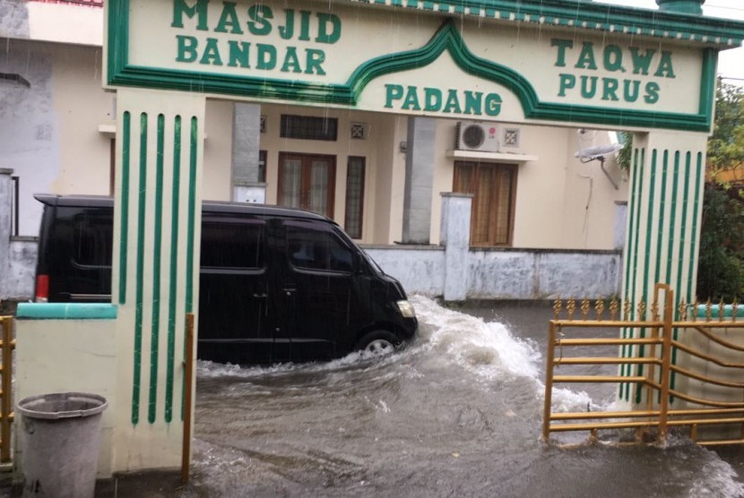 Hujan mengguyur Kota Padang sejak pukul 11.00 WIB hingga sore hari menyebabkan banjir, Sabtu (9/9). BPBD Padang menyebutkan ketinggian air rata-rata mencapai 50 cm.