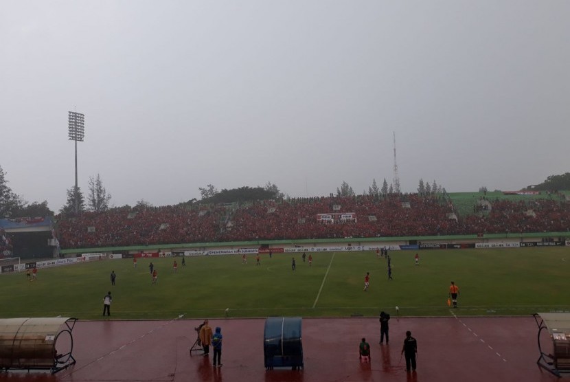 Hujan mengguyur Stadion Manahan, Solo, beberapa menit setelah kick off Persija vs Persib,  Jumat (3/11).