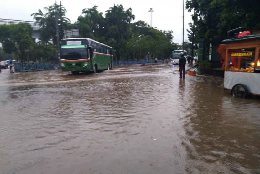 Hujan menyebabkan air menggenang di Terminal Kampung Rambutan Jakarta, Rabu (1/1). Biasanya terminal ini jarang dilanda banjir.