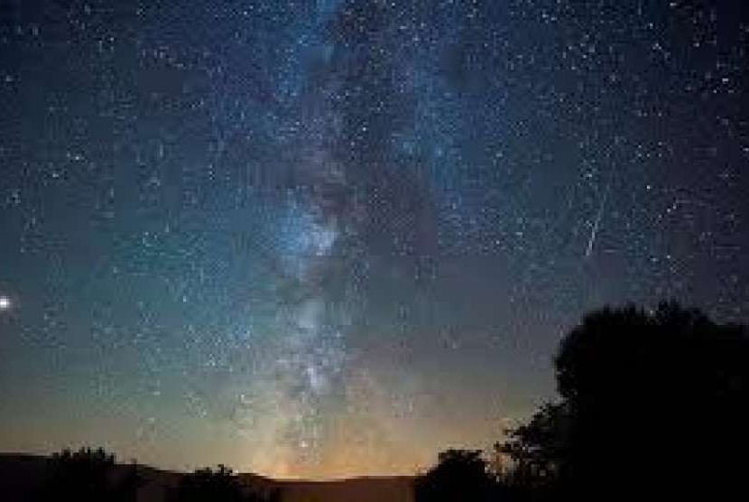  Menikmati Hujan Bintang di Penghujung Tahun. Foto:   Hujan meteor Perseid.