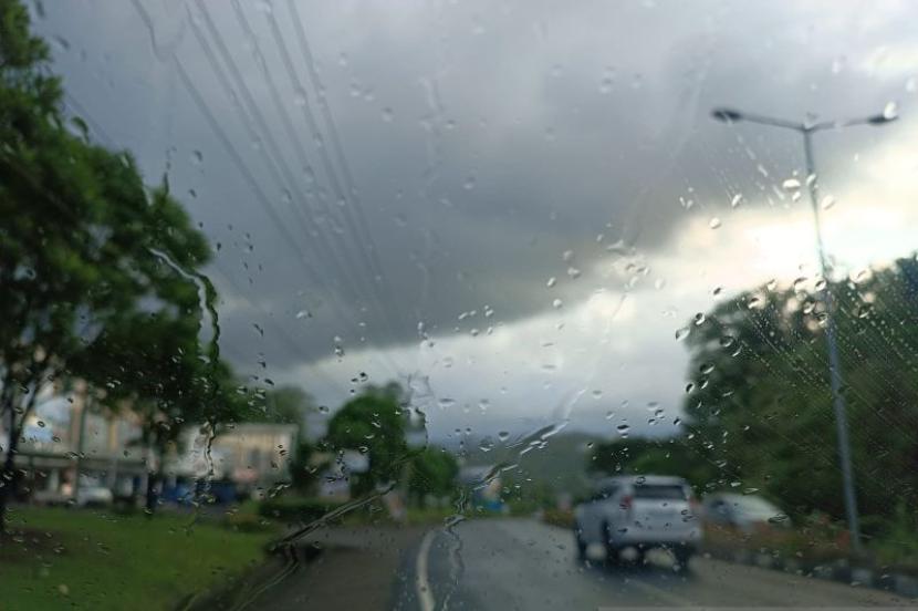 Hujan mulai mengguyur Kota Manado dan sekitarnya setelah ditutupi awan gelap. 