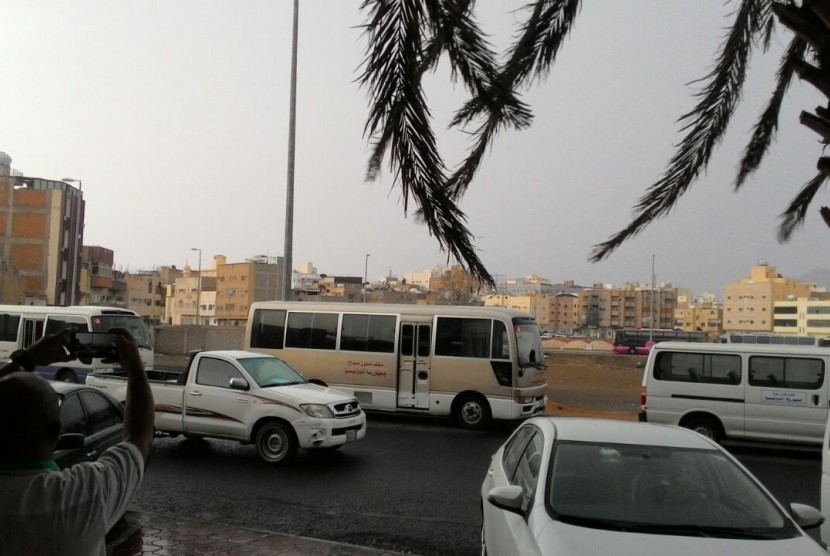 Hujan selama sekitar 15 menit mengguyur Kota Madinah, Arab Saudi. Arab Saudi Keluarkan Peringatan Cuaca Hingga Sabtu