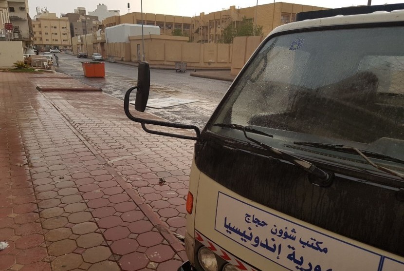 Hujan selama sekitar 15 menit mengguyur Kota Madinah, Arab Saudi, Selasa (1/8). 