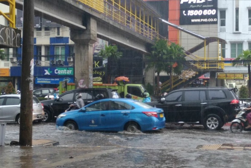 Hujan, Senin (11/12), di Depok menggenangi Jalan Raya Margonda.