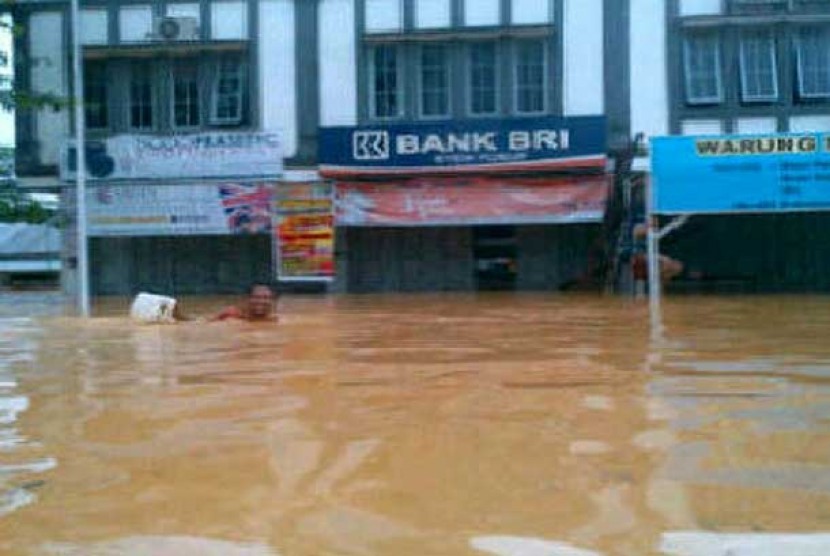 Hujan tanpa henti dua hari, membuat sejumlah kawasan di Kota Kendari, Sultra, digenangi banjir setinggi dua meter.