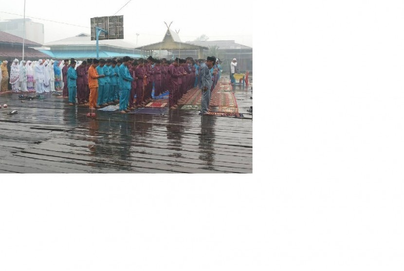 Hujan turun saat Shalat Istisqa di Tanah Merah Riau.