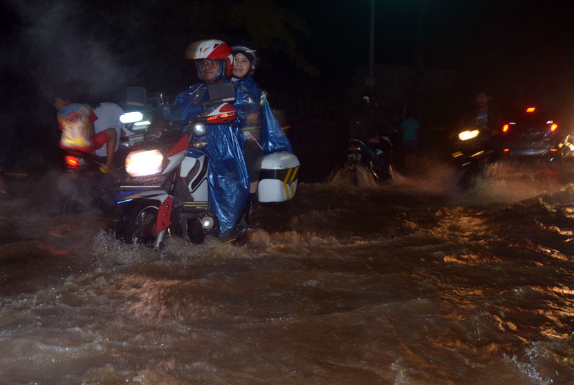  Hujan yang mengguyur jabodetabek sejak petang hari menyebabkan banjir di Jalan Aria Putra, Serua Indah, Ciputat, Tangsel