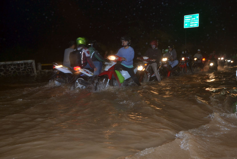  Hujan yang mengguyur jabodetabek menyebabkan banjir di Tangsel  (foto : MgROL_45)