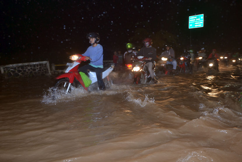 BPJS Ketenagakerjaan menyalurkan bantuan untuk korban banjir. Foto hujan yang mengguyur Jabodetabek sejak petang hari menyebabkan banjir, (ilustrasi).