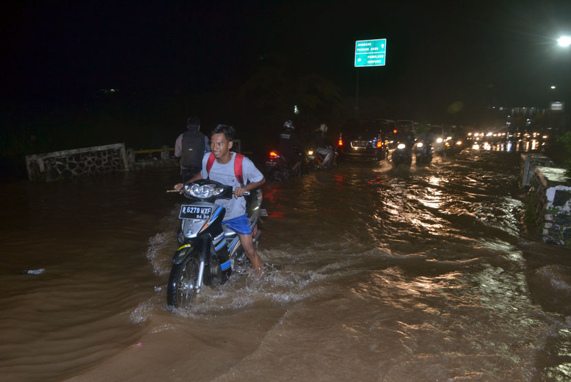 Tangsel akan Normalisasi Empat Sungai. Banjir di Jalan Aria Putra, Serua Indah, Ciputat, Tangsel.  (foto: MgROL_45)