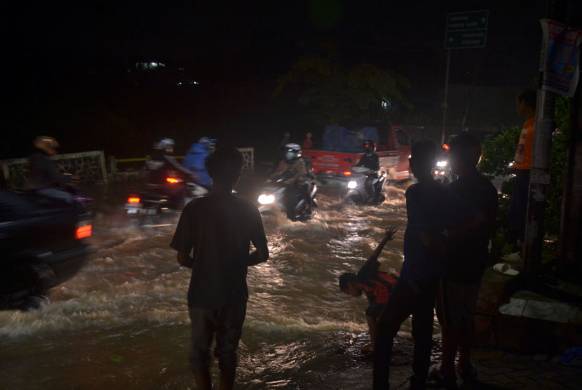 Ilustrasi. Hujan menyebabkan banjir di Jalan Aria Putra, Serua Indah, Ciputat, Tangsel. Banjir Landa 12 Titik di Tangsel, Rendam Puskesmas Hingga Tol