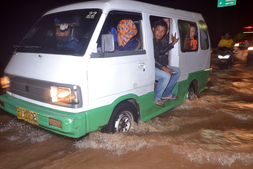  Hujan yang mengguyur sejak petang hari menyebabkan banjir di Jalan Aria Putra, Serua Indah, Ciputat, Tangsel, Rabu (20/4) malam.  (foto : MgROL_45)