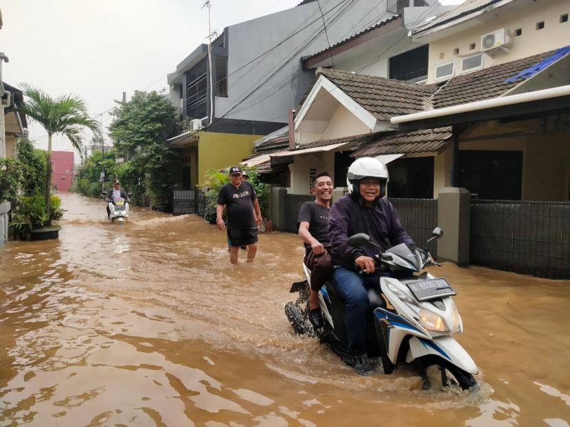 Hujan yang terjadi di wilayah Bogor menyebabkan Kali Angke meluap sehingga 917 rumah terendam banjir di Perumahan Bumi Sawangan Indah (BSI) dan Perumahan Sawangan Elok, Kelurahan Duren Mekar, Kecamatan Bojongsari, Kota Depok, Rabu (18/3). (Dok Istimewa)