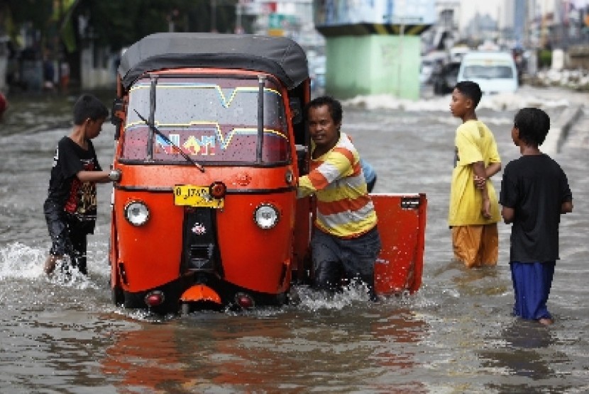 Hujan yang terus mengguyur Ibu Kota membuat  Jalan Gunung Sahari, Jakarta Utara, Kamis (19/2). 