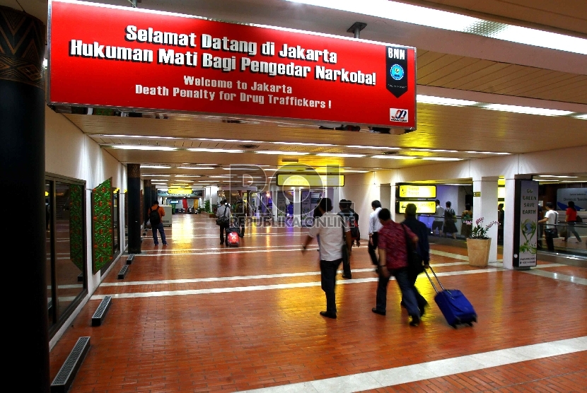 Hukuman Mati Pengedar Narkoba. Sebuah papan baliho dipasang di terminal 2 kedatangan Bandara Internasional Soekarno-Hatta, Cengkareng, Banten, Rabu (10/2). 