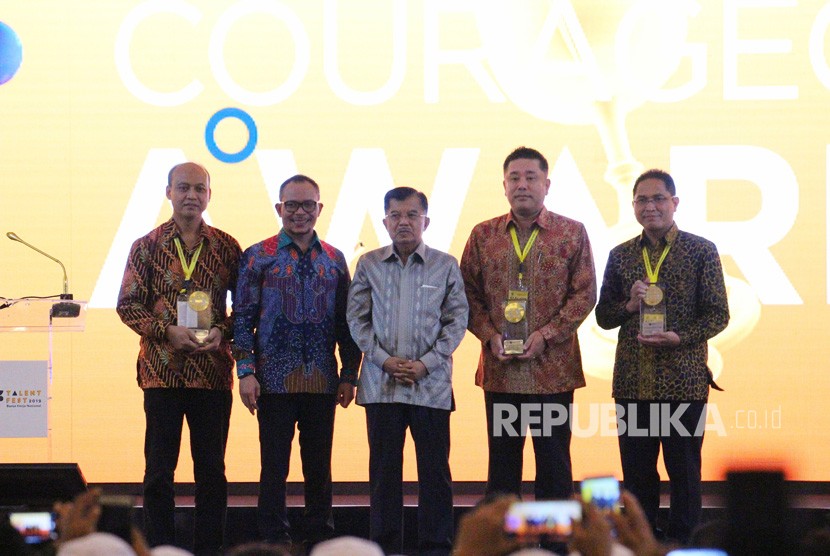 Human Capital Director Tri Wasono Sunu (paling kanan) menerima piagam penghargaan dari Wapres Jusuf Kalla dan Menaker Hanif Dhakiri.
