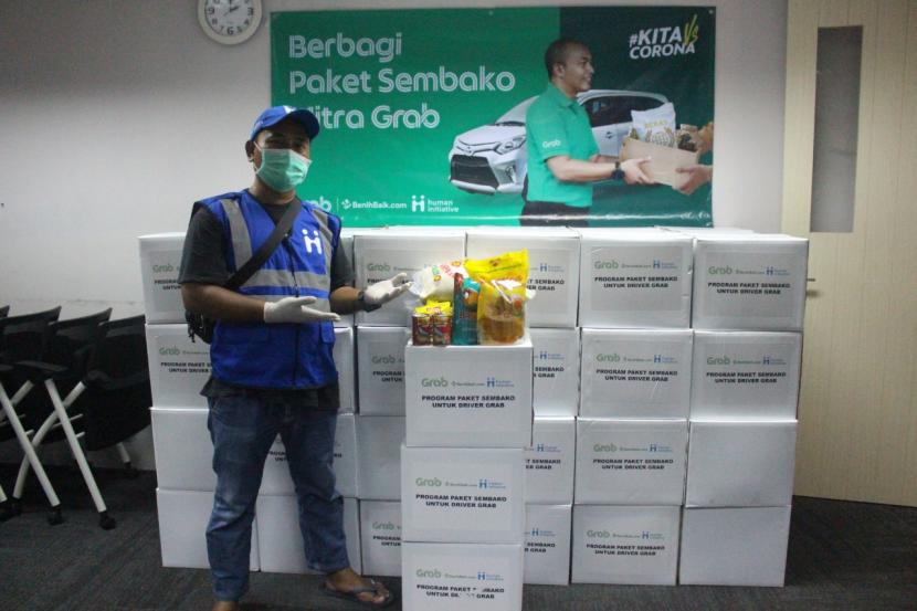 Human Initiative bekerja sama dengan Grab Indonesia membagikan paket makanan secara bertahap. 