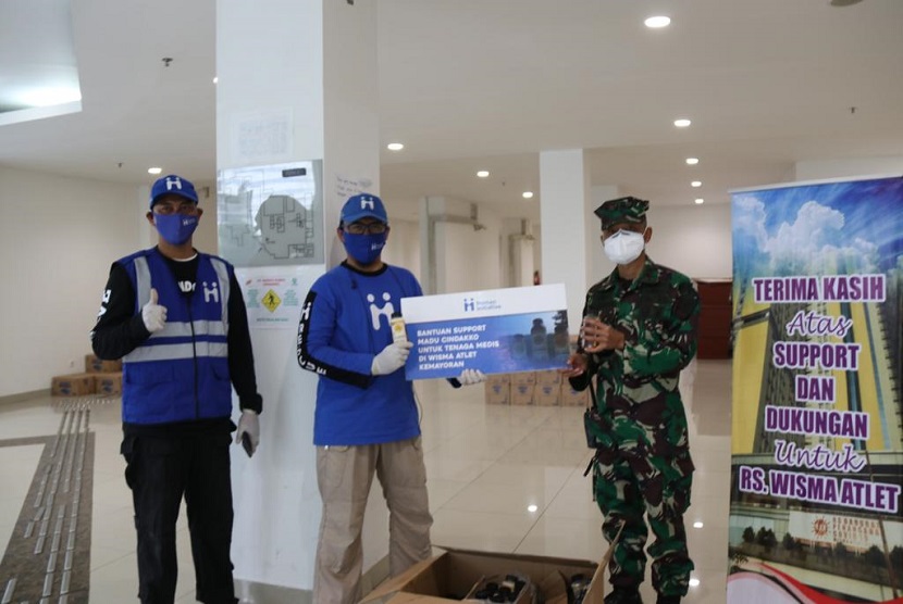 Human Initiative distribusikan suplemen kepada tenaga kesehatan berupa madu hutan Cindakko asal Sulawesi Selatan, yang merupakan produk dari kelompok UMKM binaan Human Initiative, Wisma Atlet, Jakarta (5/5). 