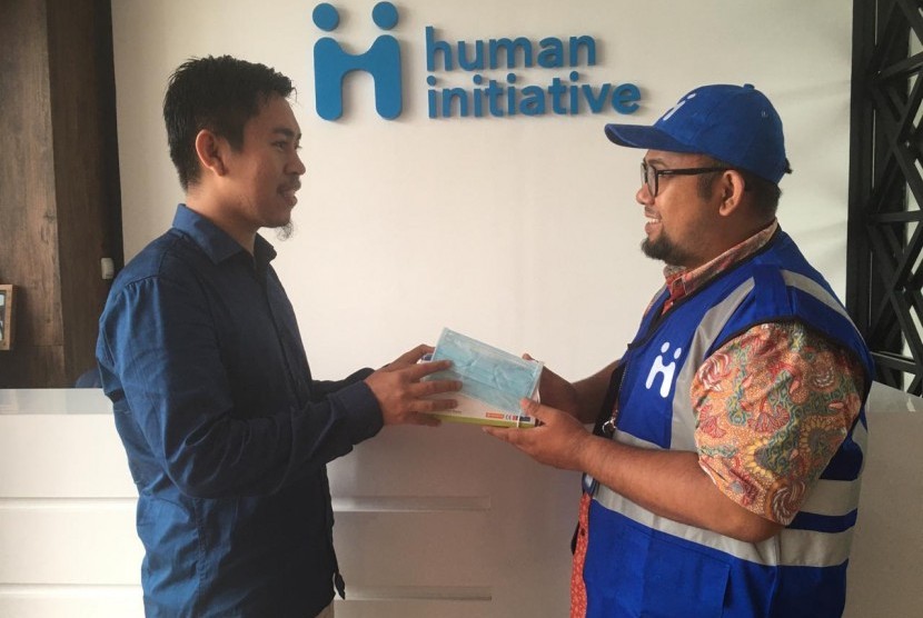 Human Initiative menerima bantuan 5.000 masker dari Forum Komunikasi Masyarakat Muslim Indonesia-Jerman (FORKOM Jerman) dan Diaspora Indonesia di Belanda (Stichting Generasi Baru—SGB) di Kantor Pusat Human Initiative, Depok. 