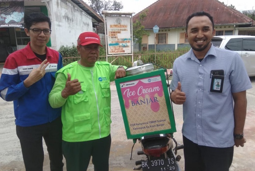 Human Initiative Sumatera Utara (Sumut) bersama PT Pertamina TBBM Pematang Siantar melakukan launching oulet ice cream dalam Program Pemberdayaan Masyarakat, Bangun Industri Desa Produksi Ice Cream di kantor kelurahan Banjar, Pematang Siantar, Sumut,