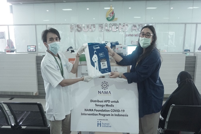 Human Initiative yang bekerja sama dengan NAMA Foundation, terus memberi perhatian kepada garda terdepan dalam memerangi Covid-19. Terkini, kolaborasi mereka telah berhasil menyerahkan 4.000 APD ke lima rumah sakit di Jakarta, Senin (6/7).